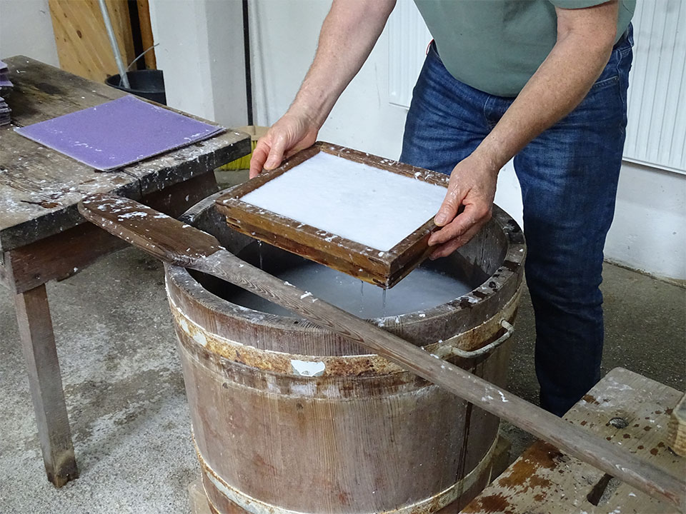 Der Papierstoff wird anschließend mit Wasser verdünnt und mit diversen Sieben geschöpft.